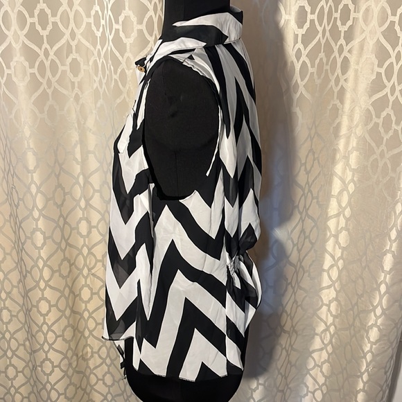 White and black women’s sleeveless top with brown buttons. Size M - Picture 4 of 8